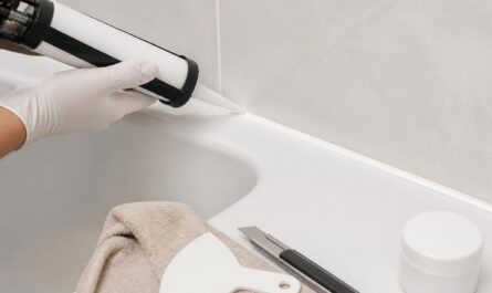 apprenez comment refaire un joint silicone de baignoire proprement grâce à nos conseils pratiques pour un résultat net et durable.
