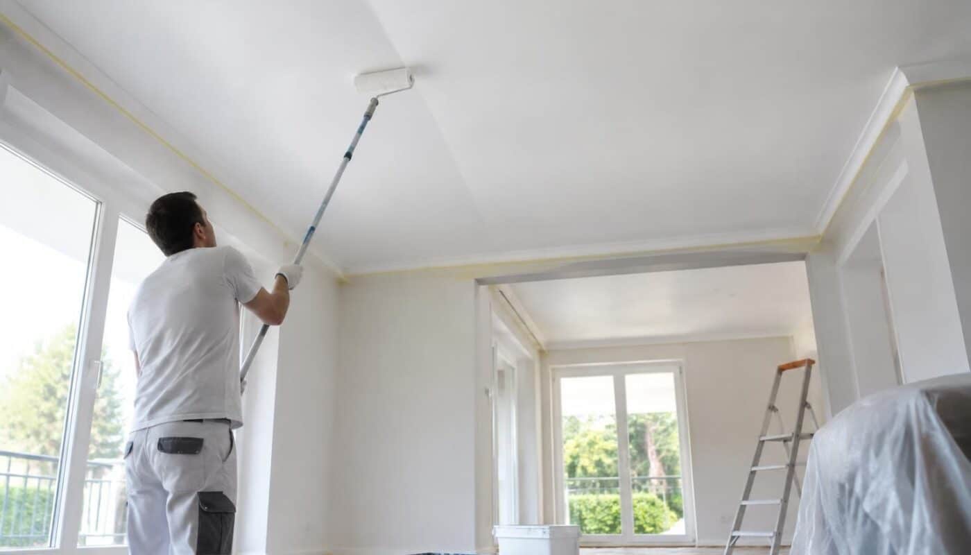 découvrez comment peindre un plafond sans traces de rouleau : choix du matériel, préparation et gestes à adopter pour obtenir une finition uniforme.